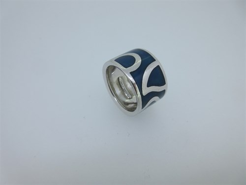 Lot 212 - A modern Italian enamel band ring