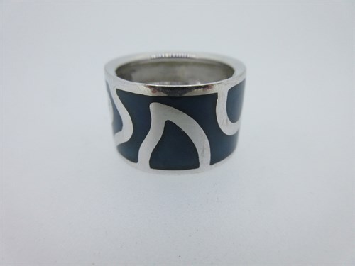 Lot 212 - A modern Italian enamel band ring