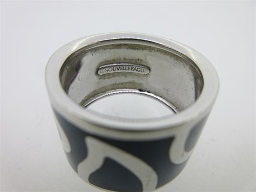 Lot 212 - A modern Italian enamel band ring
