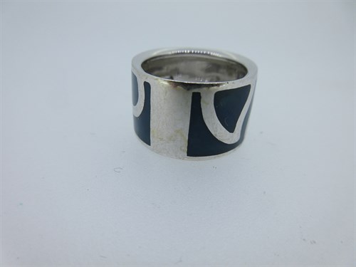 Lot 212 - A modern Italian enamel band ring