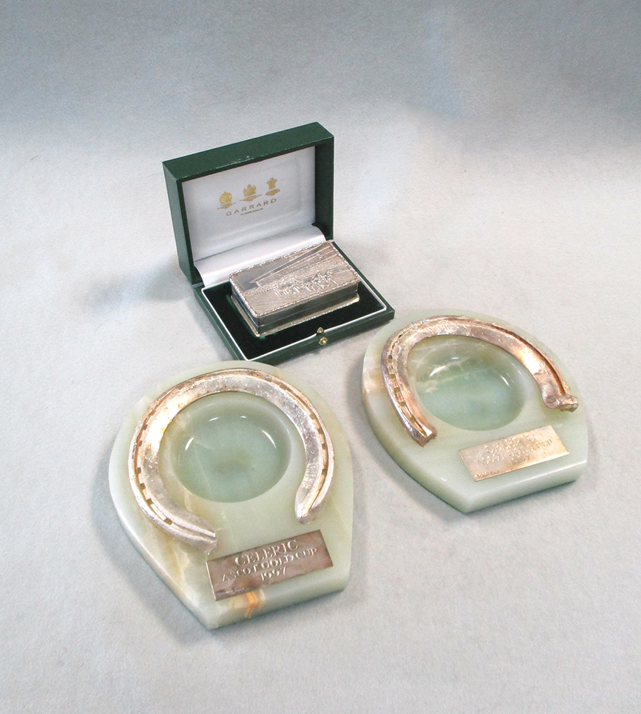 Lot 321 - A 20th century silver snuffbox together with a pair of onyx marble ashtrays by Garrard & Co