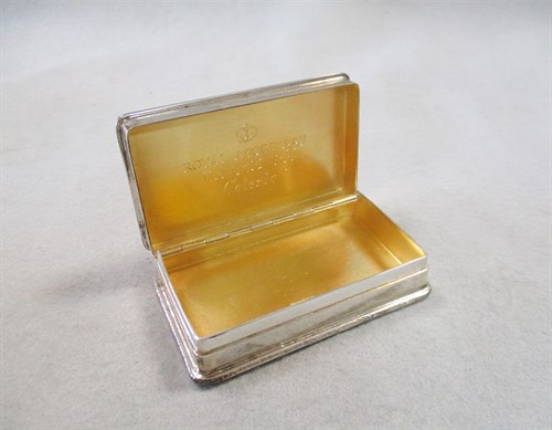 Lot 321 - A 20th century silver snuffbox together with a pair of onyx marble ashtrays by Garrard & Co