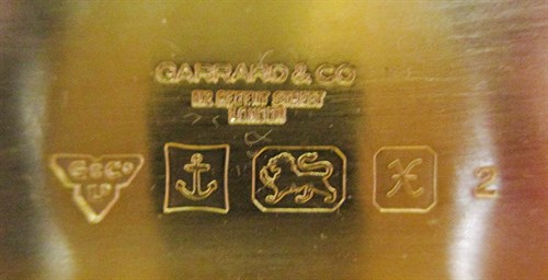 Lot 321 - A 20th century silver snuffbox together with a pair of onyx marble ashtrays by Garrard & Co