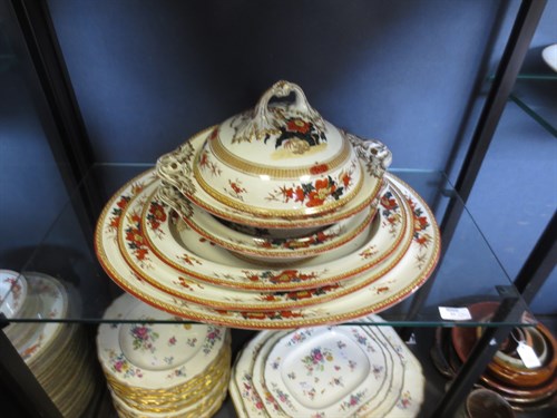 Lot 85 - A 19th century Wedgwood creamware imari dinner...