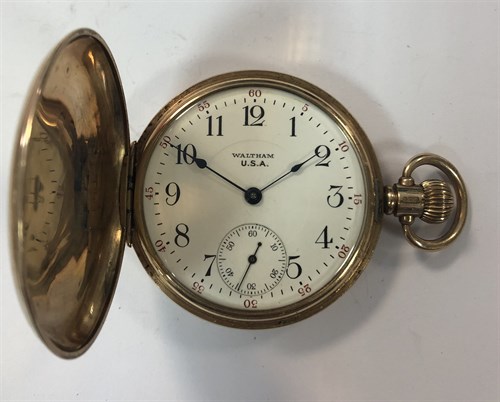 Lot 435 - Waltham - A George V 9ct gold full hunter pocket watch