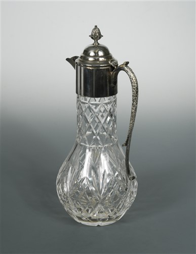 Lot 502 - A 20th century silver plated claret jug