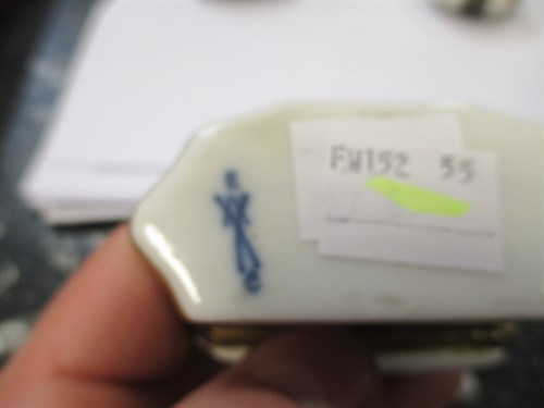 Lot 36 - A German porcelain snuff box, decorated in the...