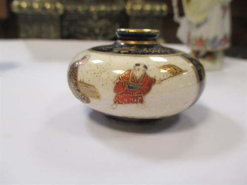 Lot 36 - A German porcelain snuff box, decorated in the...
