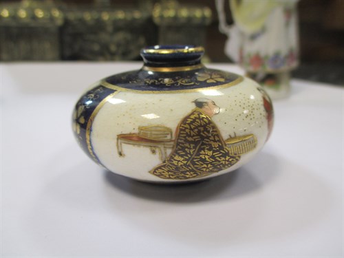 Lot 36 - A German porcelain snuff box, decorated in the...