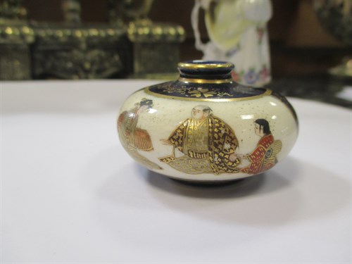 Lot 36 - A German porcelain snuff box, decorated in the...