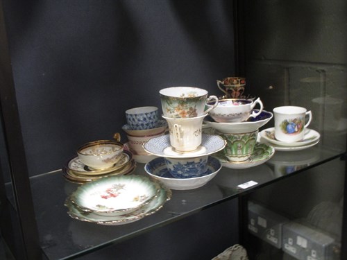 Lot 49 - A collection of cups and saucers