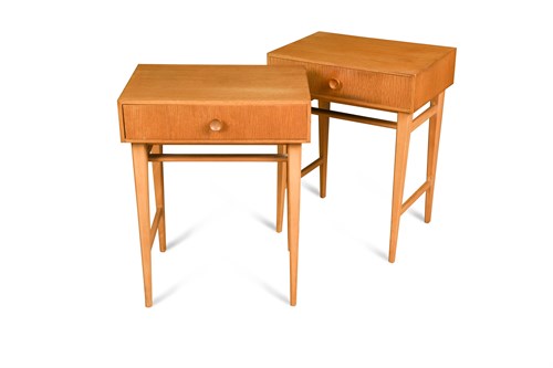 Lot 295 - A pair of mid-20th century oak veneer lamp tables