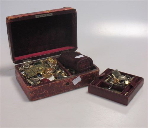 Lot 190 - A jewellery box containing a collection of...