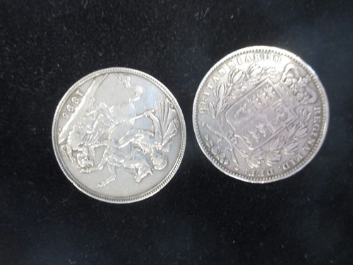 Lot 137 - A small quantity of old coins together with...