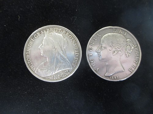 Lot 137 - A small quantity of old coins together with...