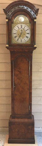 Lot 432 - A mid-18th century walnut 8 day longcase clock