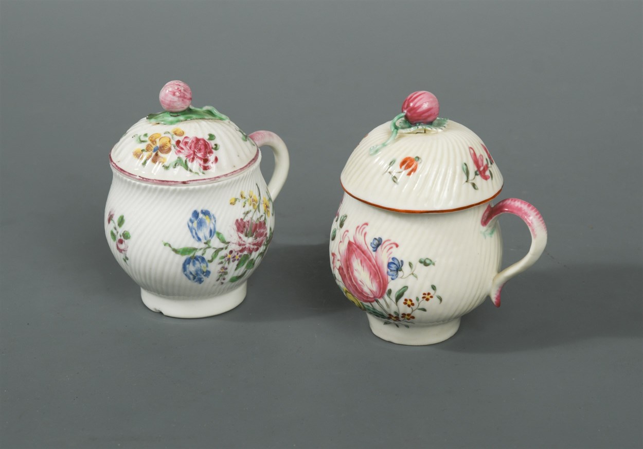 Lot 6 - A Mennecy custard cup and cover, circa 1760,...