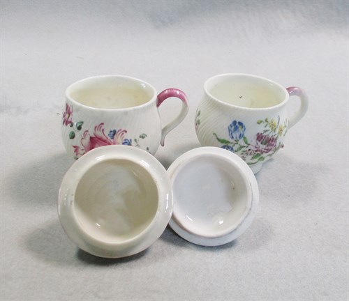 Lot 6 - A Mennecy custard cup and cover, circa 1760,...