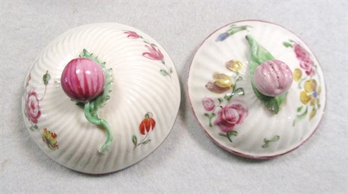 Lot 6 - A Mennecy custard cup and cover, circa 1760,...