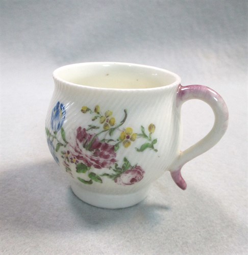 Lot 6 - A Mennecy custard cup and cover, circa 1760,...