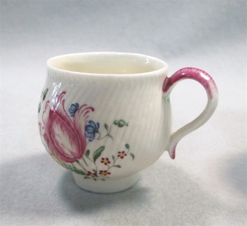 Lot 6 - A Mennecy custard cup and cover, circa 1760,...