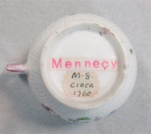 Lot 6 - A Mennecy custard cup and cover, circa 1760,...