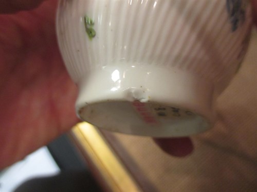 Lot 6 - A Mennecy custard cup and cover, circa 1760,...