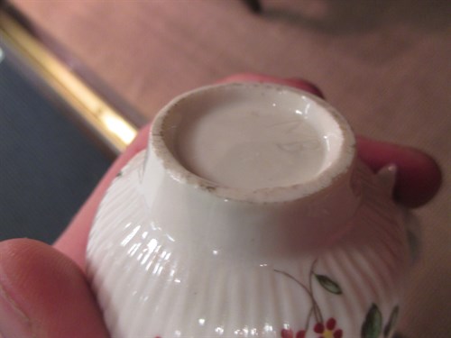Lot 6 - A Mennecy custard cup and cover, circa 1760,...