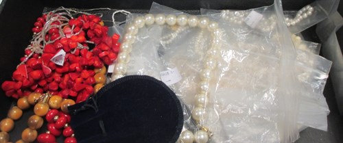 Lot 177 - A small collection of freshwater pearl and...