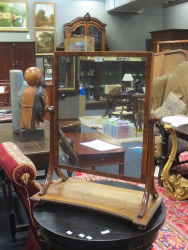 Lot 396 - A Regency mahogany swing mirror