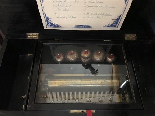 Lot 409 - A 19th century Swiss rosewood and marquetry music box