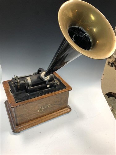 Lot 404 - An Edison oak case phonograph, serial number S354925