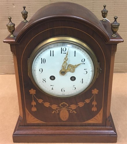 Lot 448 - An Edwardian mahogany and satinwood inlaid mantel clock