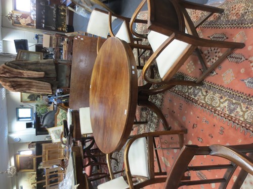 Lot 364 - A George IV mahogany circular tilttop centre...