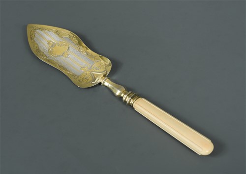 Lot 512 - A late 19th century French metalwares silver gilt cake slice