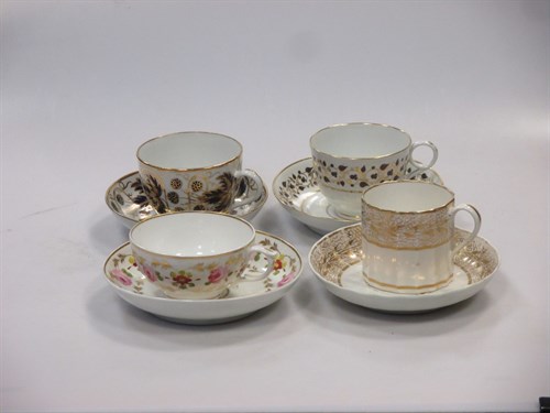 Lot 107 - A collection of English porcelain to include a...