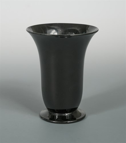 Lot 3 - A Gray-Stan amethyst glass vase