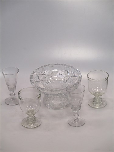Lot 71 - A quantity of glass