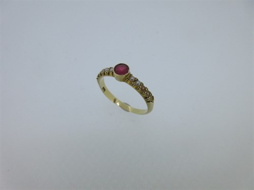 Lot 96 - A ruby and seed pearl ring