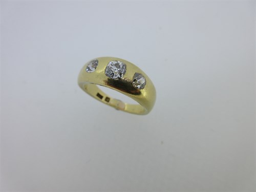 Lot 77 - A three stone diamond 'gypsy' ring