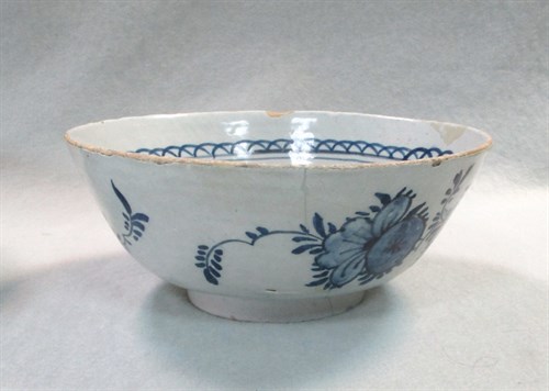 Lot 3 - A London Delft blue and white shallow bowl, probably Lambeth
