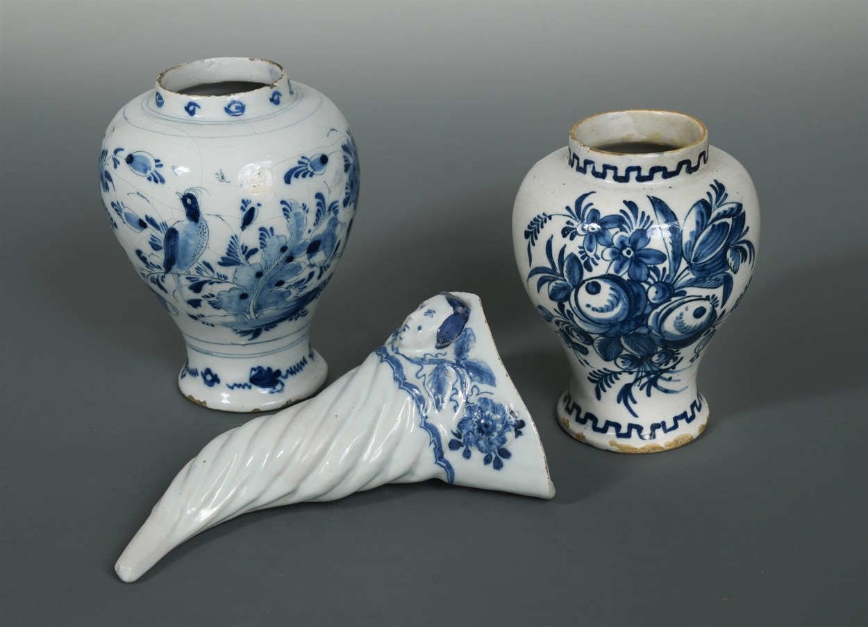 Lot 2 - A Delft blue and white cornucopia wall pocket