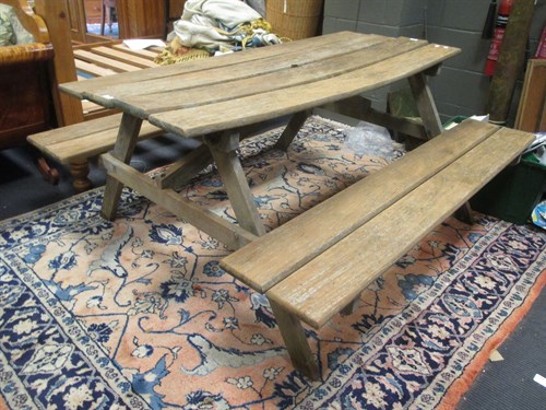 Lot 415 - A picnic table