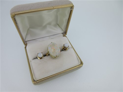 Lot 205 - A single stone opal ring together with a pair of opal earstuds