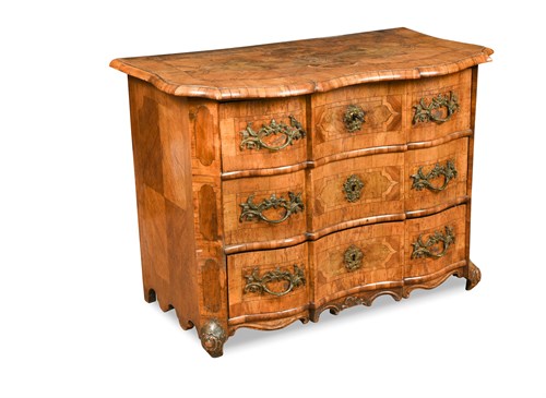 Lot 463 - An early 18th century German walnut commode
