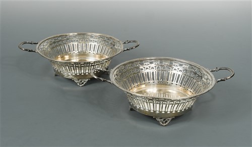 Lot 655 - A pair of George V silver sweetmeat dishes