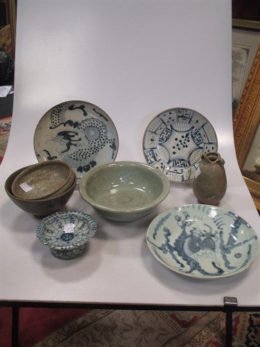 Lot 77 - Eight various Asian ceramic bowls and dishes...