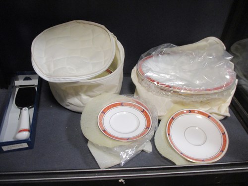 Lot 84 - A Royal Worcester Beaufort pattern dinner, tea...