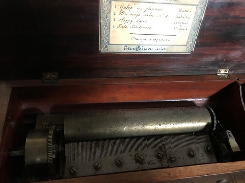 Lot 408 - A small 19th century Swiss music box