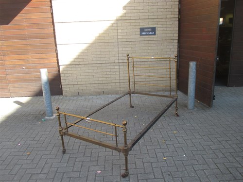 Lot 568 - A small brass bed